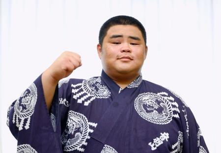 　新弟子検査を終え、ポーズをとる西村和真＝７日、名古屋市