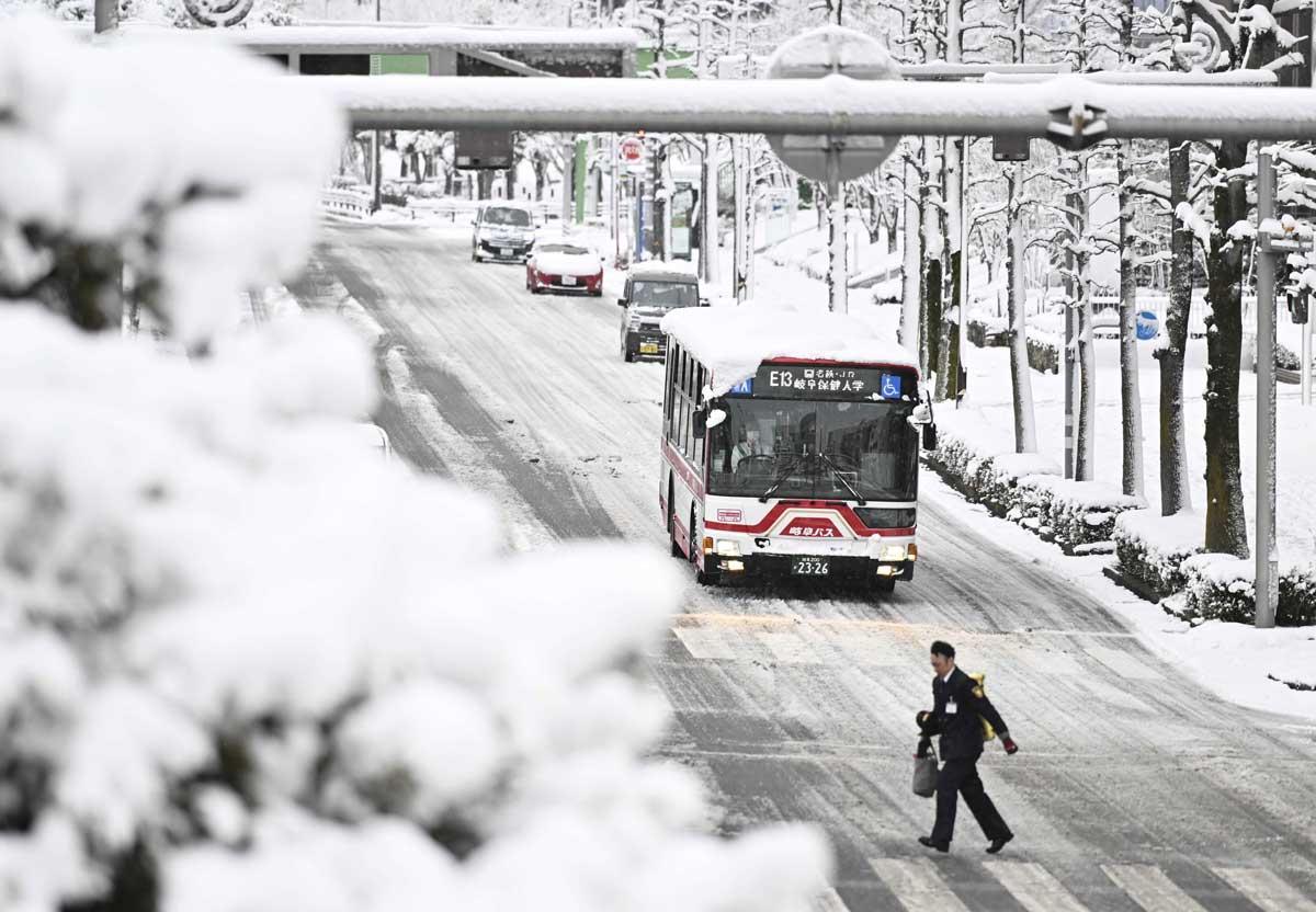 初積雪で雪が残る道＝１２日午前７時３８分、岐阜市鷹見町、金華橋通り（撮影・堀尚人）