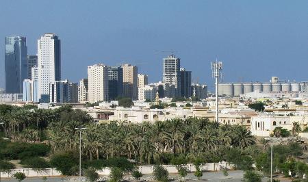 　アラブ首長国連邦（ＵＡＥ）東部フジャイラ。右側には港湾から続く貯蔵タンクが並んでいる＝２０１５年