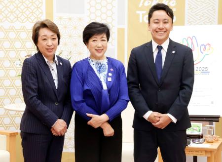 　東京都庁で小池百合子知事（中央）と面会したＪＯＣの橋本聖子会長。右は太田雄貴専務理事＝２８日