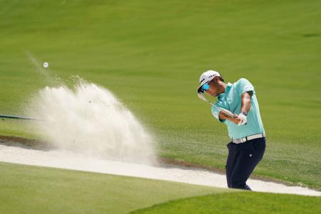 　最終ラウンド、１３番でバンカーショットを放つ久常涼。通算１オーバーで３７位＝クウェイルホロー・クラブ（共同）
