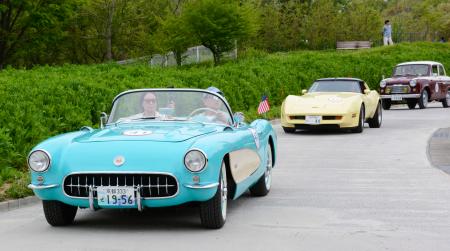 　日米欧の往年の名車１２０台がパレード走行したトヨタ博物館の「クラシックカー・フェスティバル」＝２０日午前、愛知県長久手市