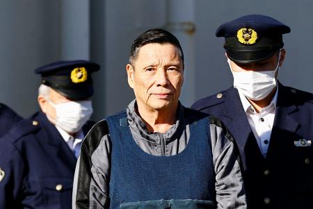 　送検のため千葉西署を出る指定暴力団住吉会会長の小川修容疑者＝７日午前９時２８分