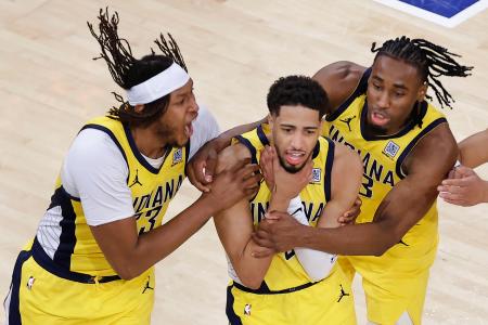 　ニックスとの東カンファレンス決勝第１戦で、得点を喜ぶペーサーズのハリバートン（中央）ら＝ニューヨーク（ＡＰ＝共同）