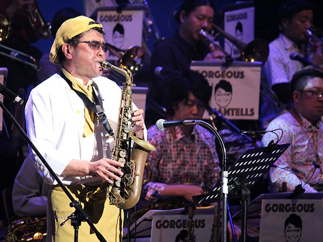 今年３月、ライブでサックスを演奏する野々田万照さん＝同市学園町、ぎふ清流文化プラザ