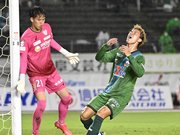 ＦＣ岐阜×今治＝後半、ゴールに迫りながらシュートが決まらず悔しがる岐阜のＦＷ村田＝長良川競技場