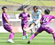 藤枝×ＦＣ岐阜＝前半、左足でシュートを放つＦＣ岐阜のＦＷ石津＝藤枝総合運動公園サッカー場