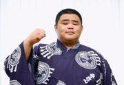　新弟子検査を終え、ポーズをとる西村和真＝７日、名古屋市