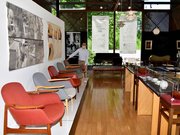 １９５０年代北欧家具を代表するフィン・ユールデザインの家具や小物が並ぶ展示を紹介する東庄豪社長＝高山市松倉町、キタニジャパン