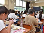 児童が「黙食」する給食時間、校内放送でラジオ番組が流れた＝岐阜市日野北、日野小学校