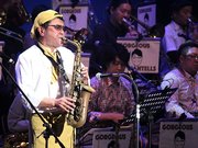 今年３月、ライブでサックスを演奏する野々田万照さん＝同市学園町、ぎふ清流文化プラザ