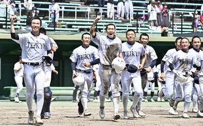 帝京大可児×大垣日大＝大垣日大にサヨナラ勝ちし、歓喜する帝京大可児ナイン＝長良川