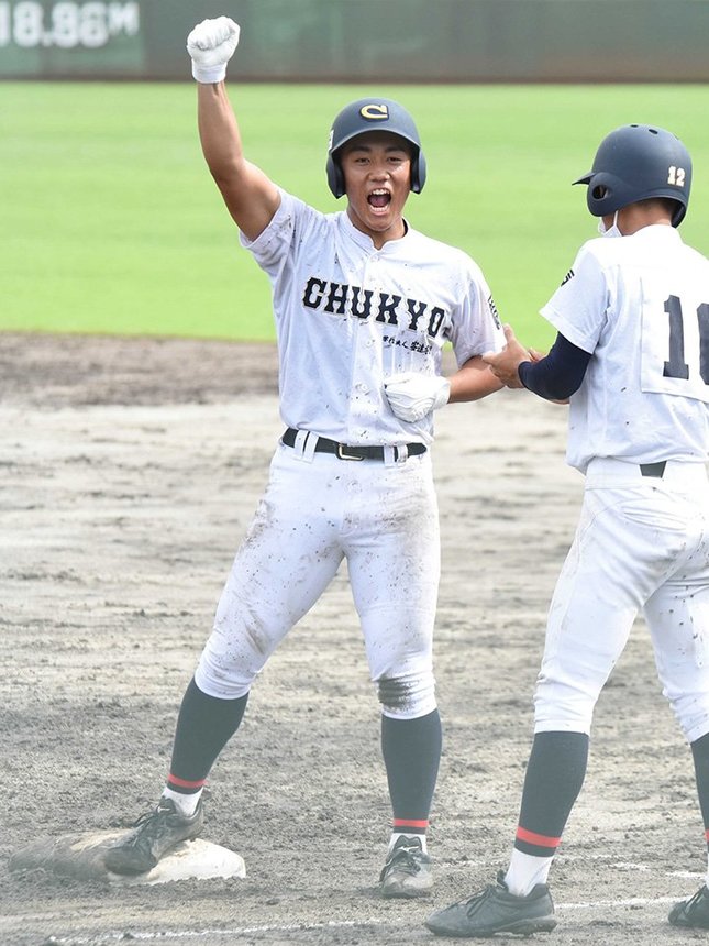 中京×岐阜城北＝５回裏中京１死二、三塁、勝ち越しの２点適時打を放ち、塁上でガッツポーズする三浦＝大垣北