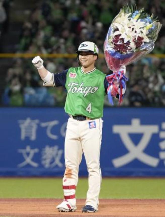 　７回、二塁打を放ちサイクル安打を達成、花束を手に喜ぶヤクルト・丸山和＝神宮