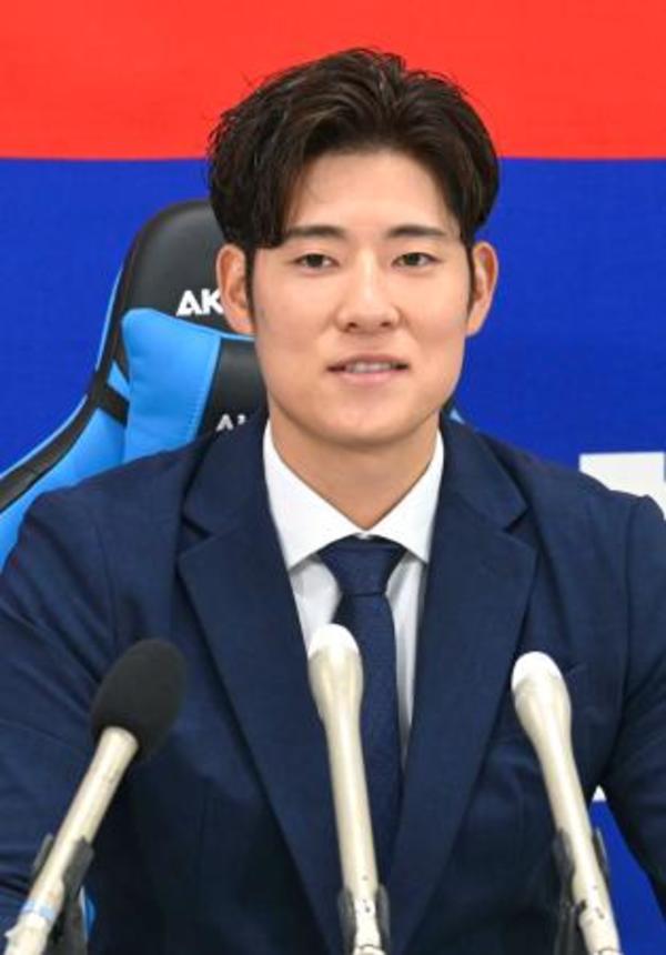 　契約を更改し、記者会見する中日・上林＝２５日、ナゴヤ球場