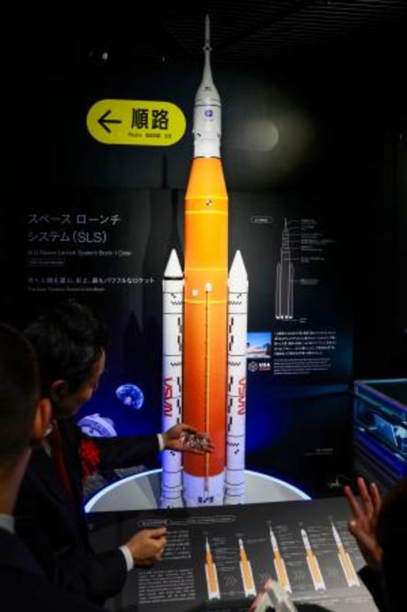 　大阪市立科学館に寄贈された、大阪・関西万博の米国館で展示していたロケット模型＝１９日午後、大阪市北区