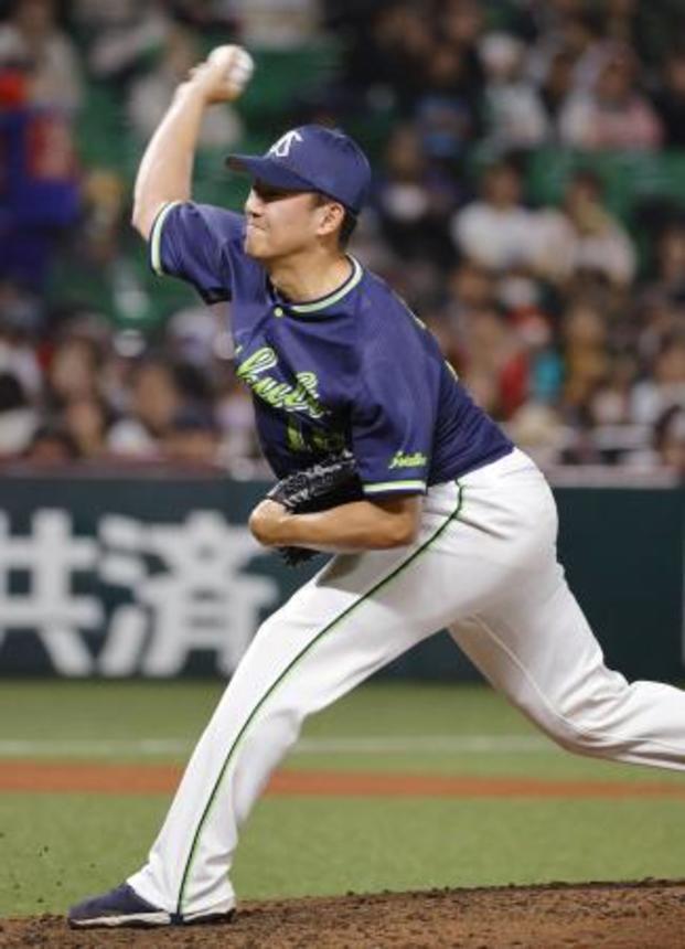 　６回から４番手で登板したヤクルト・奥川＝みずほペイペイドーム