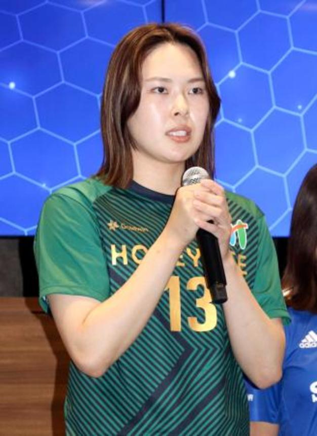 　「リーグＨ」のプレーオフ前日の記者会見に臨む北国石川の佐原奈生子主将＝１２日、東京都新宿区