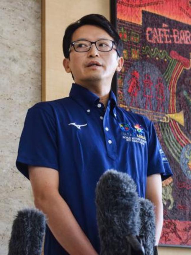 　兵庫県庁で取材に応じる斎藤元彦知事＝８日午前