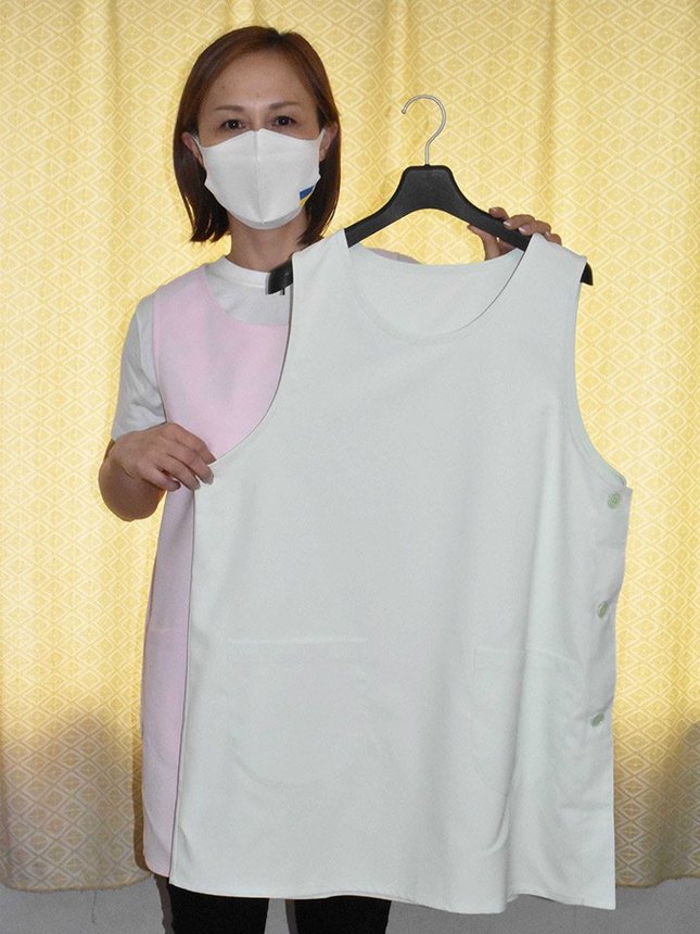 抗ウイルス加工が施された「ソナエエプロン」＝養老郡養老町瑞穂、片山縫製
