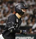 　１回、先頭打者本塁打を放ち一塁へ向かうロッテ・藤原＝みずほペイペイドーム