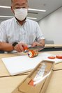 プレミアムハムナイフの切れ味を実演する名畑和永専務＝郡上市明宝気良、明宝特産物加工