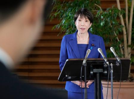 　記者団の取材に応じる高市首相＝１５日午前、首相官邸