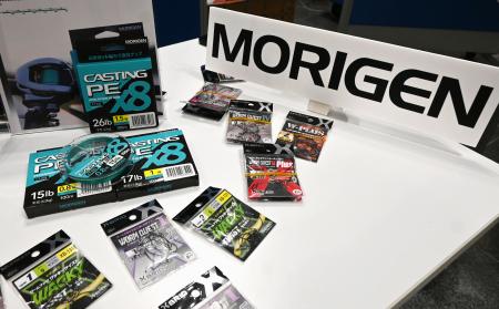 　イベント会場に並ぶ日本メーカー「もりげん」の釣り糸と釣り針＝２月、中国・上海（共同）