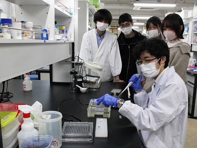 実験する五十川佑一郎さん（手前）ら「ｉＧＥＭ　Ｇｉｆｕ」のメンバー＝岐阜市柳戸、岐阜大