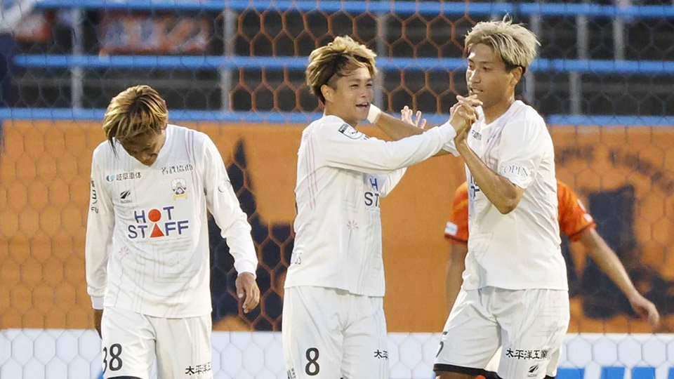 愛媛×ＦＣ岐阜＝前半３４分、同点ゴールを決め、田中と喜ぶＦＣ岐阜の窪田（８）＝ニンジニアスタジアム