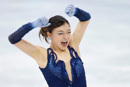 　女子ＳＰの演技を終え、喜ぶ坂本花織＝ミラノ（共同）