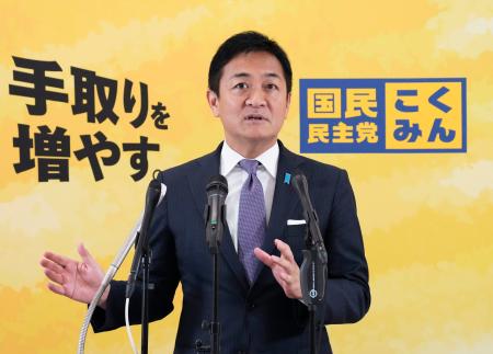 　記者会見する国民民主党の玉木代表＝１９日午前、国会