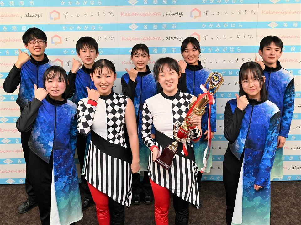 金賞を受賞した東海学院大Ｊｒ．マーチングバンドのメンバー＝各務原市役所