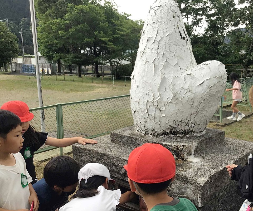 「歯の塔」に抜けた乳歯を納める児童＝岐阜市安食、方県小学校