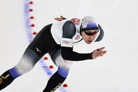 　五輪の試合会場でのタイムトライアルで滑走する新濱立也＝４日、ミラノ（共同）