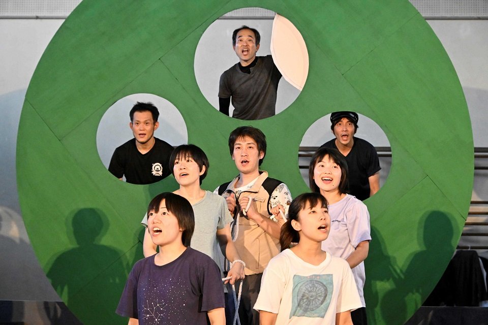 新作「ロール・ロール・ローリング」の稽古をする劇団員たち＝今年７月、岐阜市内の稽古場