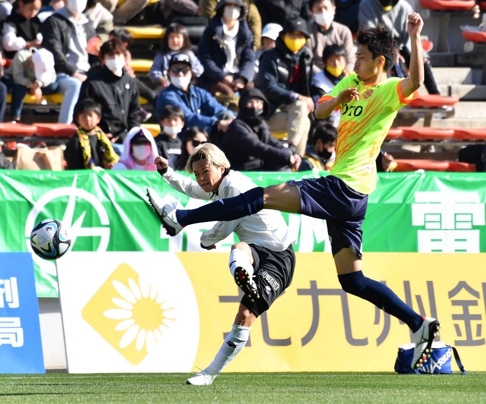 北九州×ＦＣ岐阜＝後半、右サイドから低いクロスを上げるＦＣ岐阜のＦＷ窪田＝ミクニワールドスタジアム北九州
