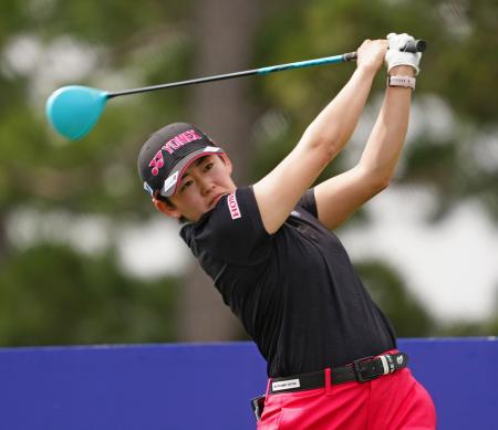 　第３ラウンド、通算５アンダーで１２位の岩井明愛＝メモリアルパーク・コース（共同）