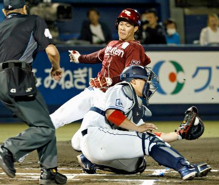　６回楽天１死二塁、鈴木大の右前打で中島が同点の生還。捕手炭谷＝上毛敷島