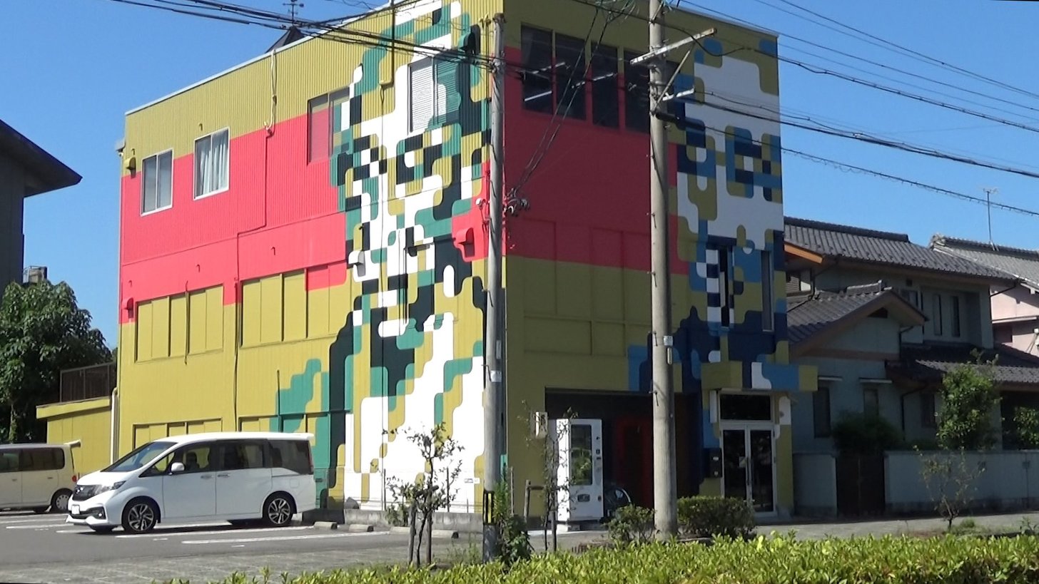 大垣市の偉人が描かれたモザイクアート＝同市郭町、昭和ビル
