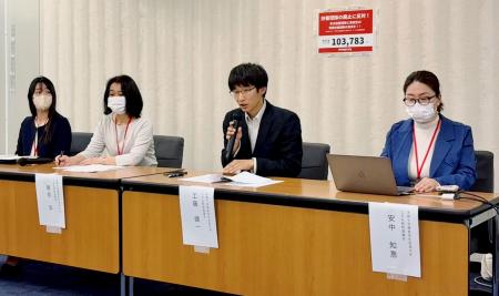 　記者会見する「子育て支援拡充を目指す会」のメンバーら＝１２日午後、東京都千代田区