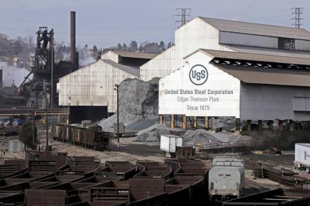 　米鉄鋼大手ＵＳスチールの工場＝２０１９年２月、米ペンシルベニア州（ＡＰ＝共同）