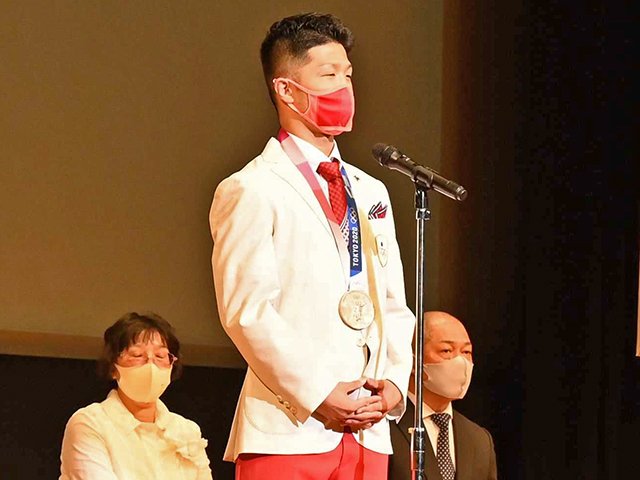 「皆さんの応援のおかげで多治見に銅メダルを持ち帰ることができた」とあいさつする田中亮明選手＝多治見市十九田町、バロー文化ホール