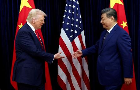 　握手するトランプ米大統領（左）と中国の習近平国家主席＝２０２５年１０月、韓国釜山（ロイター＝共同）