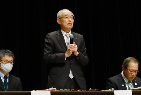 　ふるさと納税返礼品の産地偽装問題を受け、説明会で話す長野県須坂市の三木正夫市長＝４月１６日、長野県須坂市