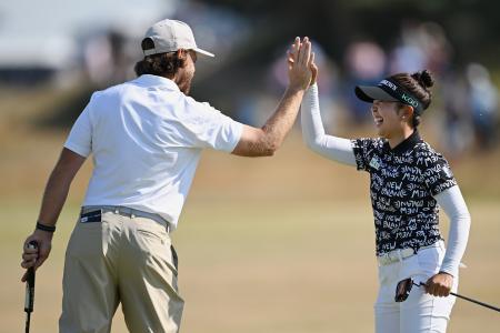 　エキシビションマッチで、フリートウッド（左）とハイタッチする山下美夢有＝１４日、ロイヤルバークデールＧＣ（ゲッティ＝共同）