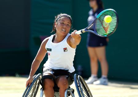 　車いすの部女子シングルス１回戦でプレーする上地結衣＝ウィンブルドン（共同）