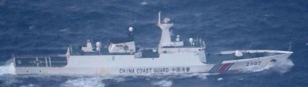 　中国海軍艦艇と共に航行が確認された中国海警船（防衛省統合幕僚監部提供）