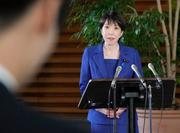 　記者団の取材に応じる高市首相＝１５日午前、首相官邸