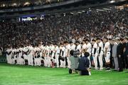 　試合前、長嶋茂雄さんを悼み黙とうをささげる巨人ナインら＝東京ドーム